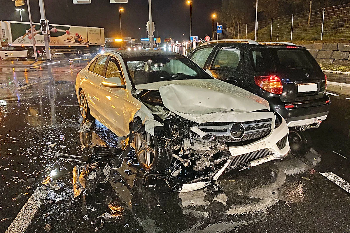 135'000 Franken Sachschaden in Altishofen LU - Massive Kollision von drei Autos mit einer verletzten Person