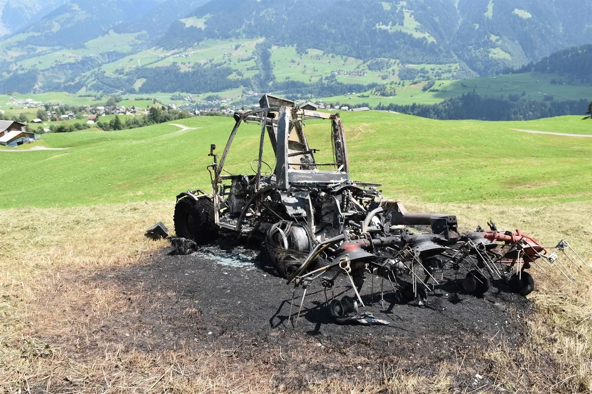 Vignogn GR - Traktor vollständig ausgebrannt