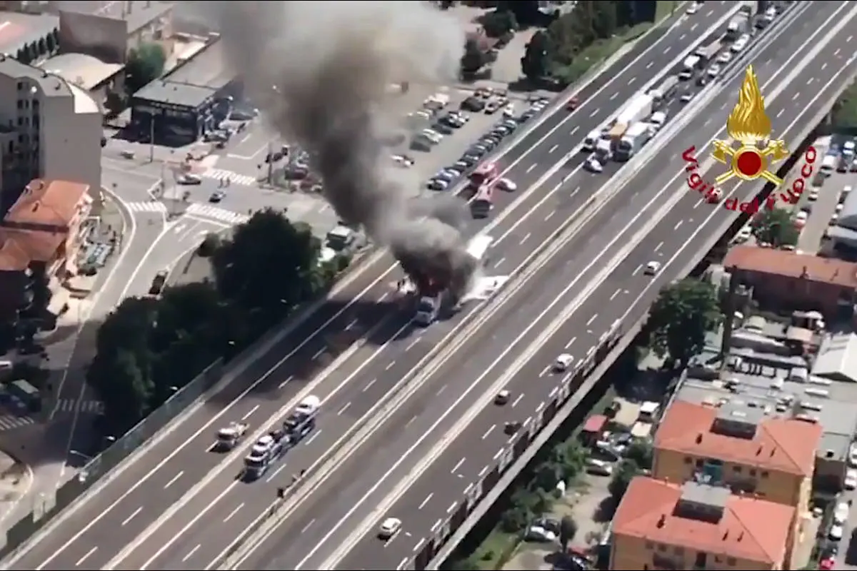 Lastwagen brennen lichterloh nach Kollision auf der Autobahn