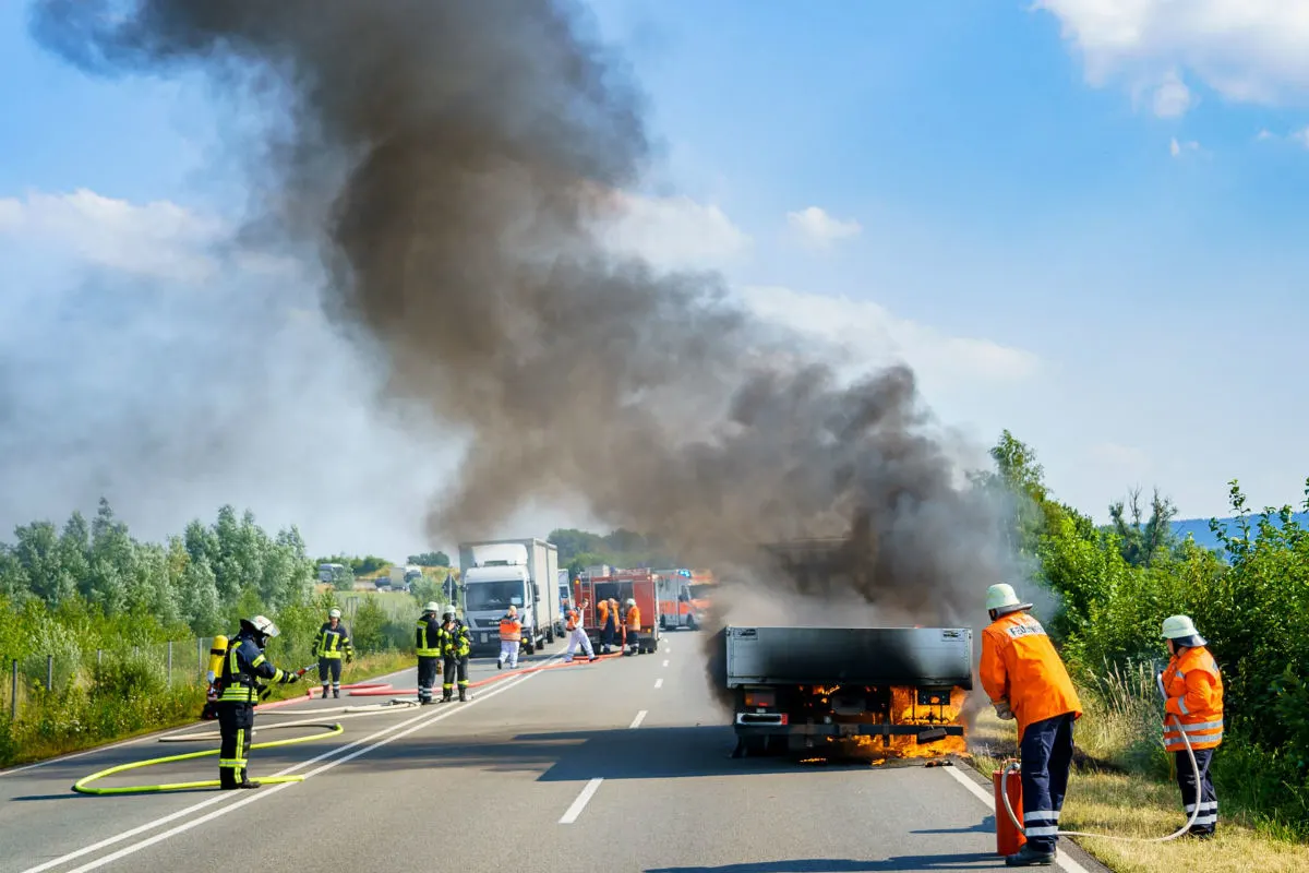 Lkw gerät auf der Strasse in Brand - eine Person verhaftet