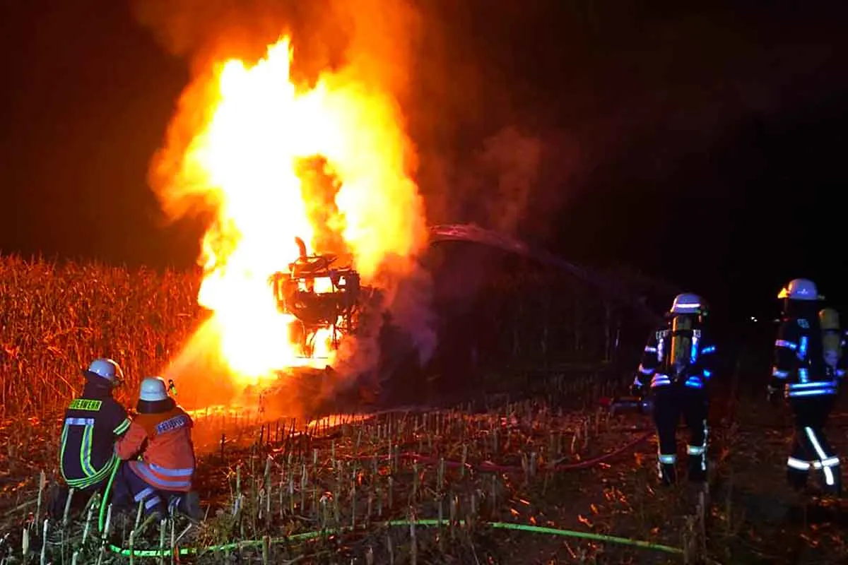 Helzendorf / Warpe - Maishäcksler geht in Flammen auf Totalschaden