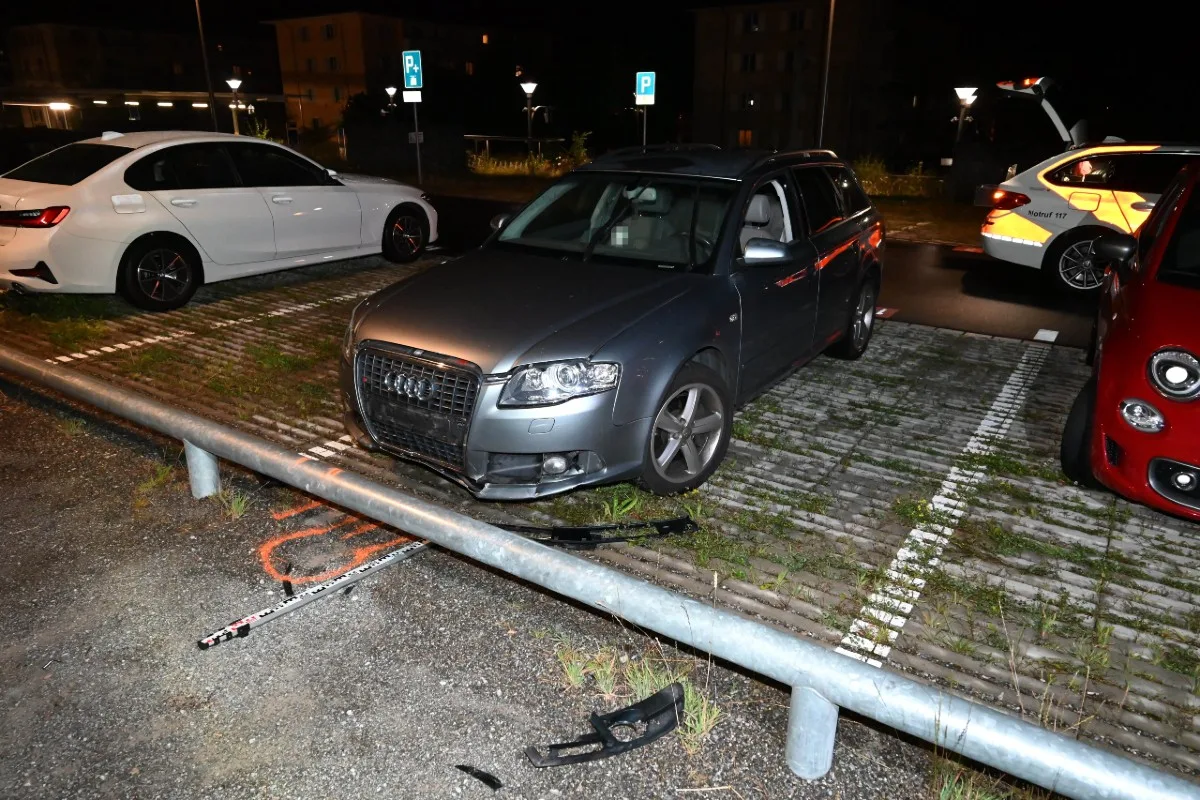 Goldach SG - Beine von 18-jährigem Fussgänger nach Unfall zwischen Auto und Stange eingeklemmt