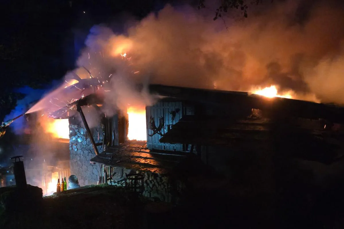 Breckerfeld NW – Waldhütte brennt vollständig aus