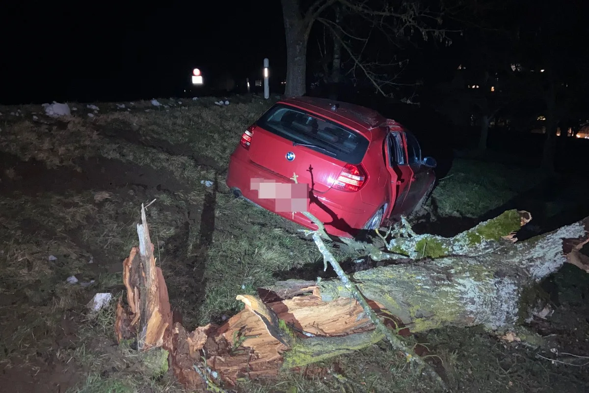 Mandach AG – Herrschaft über BMW verloren und mit Baum kollidiert