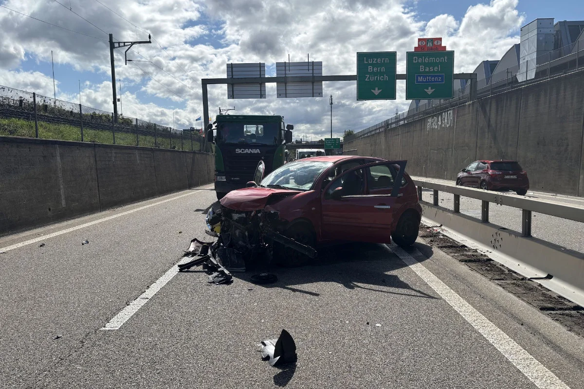 A2 Muttenz BL – Unfall zwischen Personenwagen und Lastwagen bei Sputwechsel