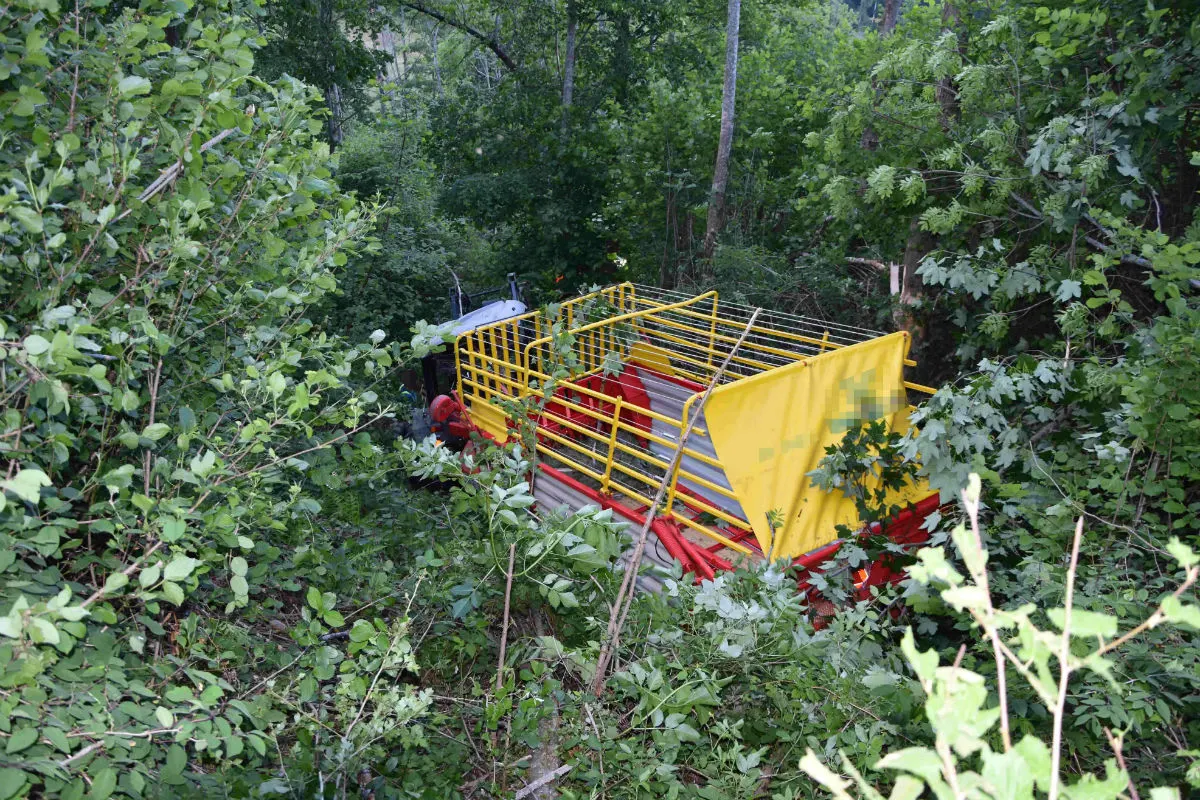 Oberhelfenschwil SG - Traktor hinuntergerollt und Öl verloren
