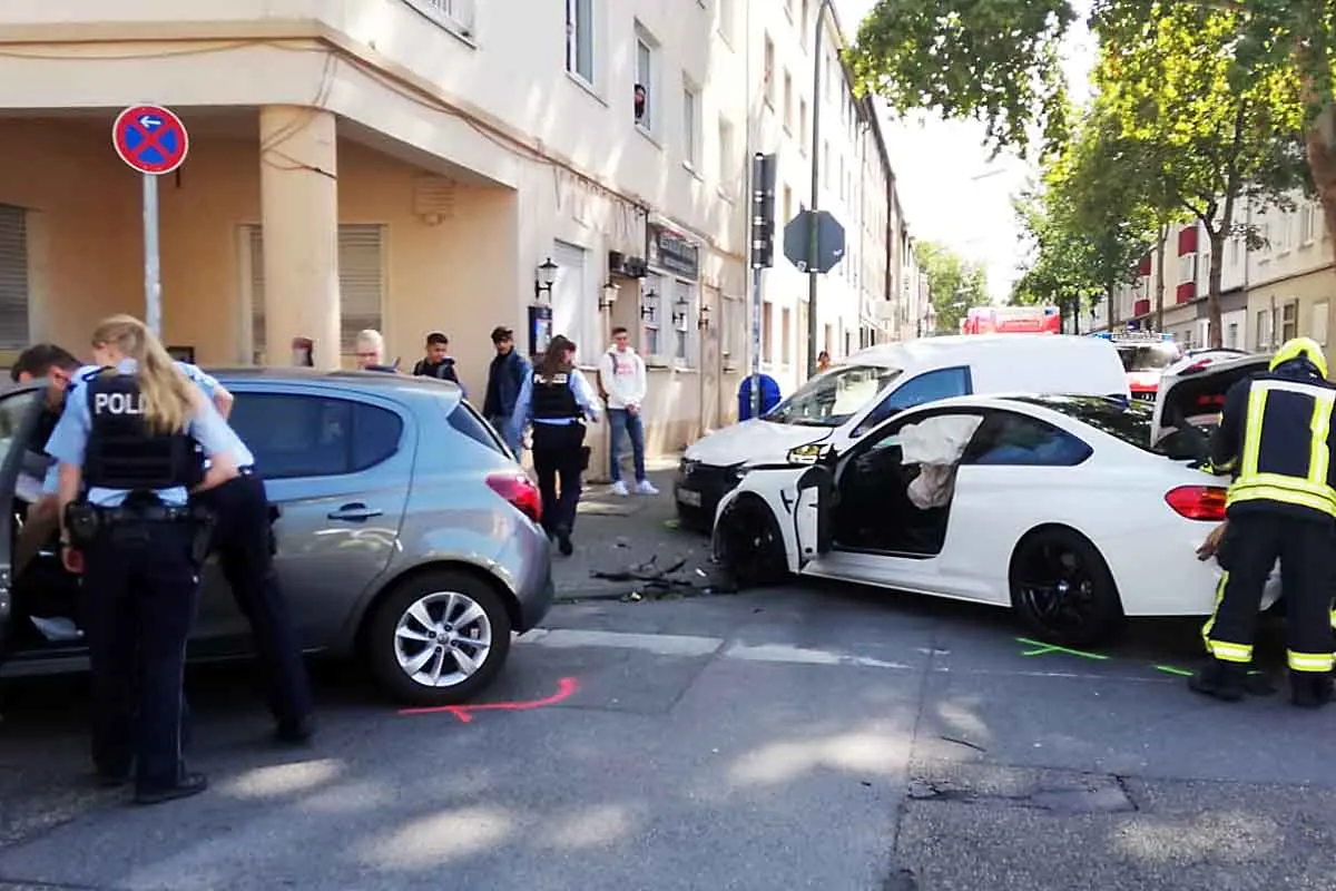 Gelsenkirchen - Verkehrsunfall zwischen drei Fahrzeugen fordert 5 verletzte Personen