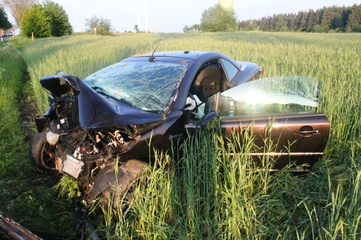 21-Jährige fährt in Baum