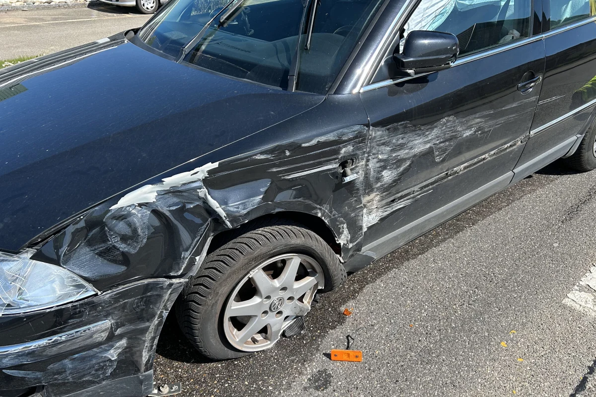 Unfall in Böttstein AG – Automobilist kracht in Bus