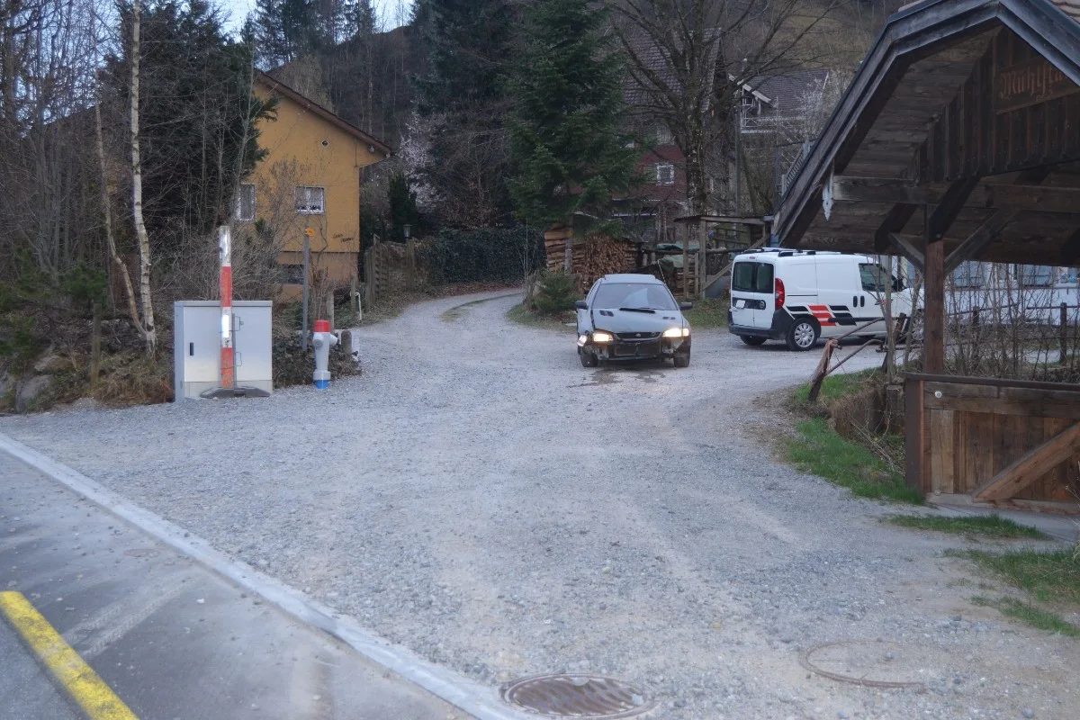 Urnäsch AR - 20-Jähriger im Subaru baut Selbstunfall - Alkohol im Spiel 