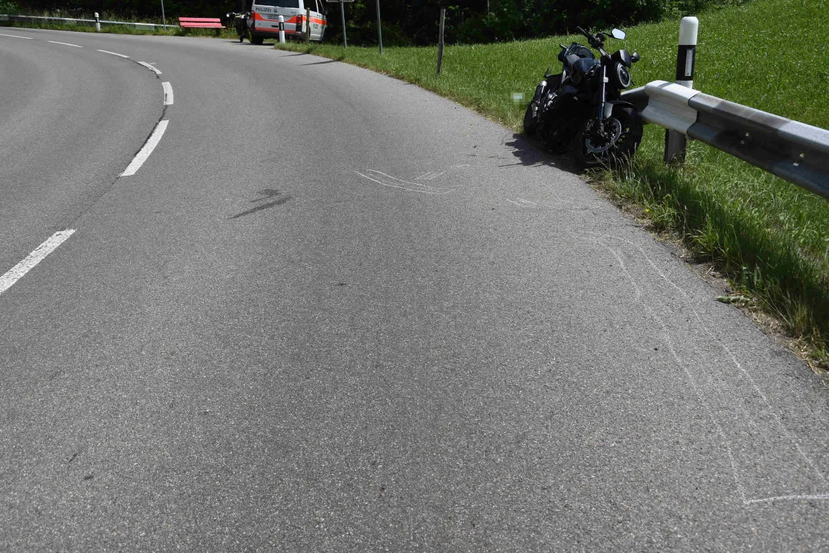 Nesslau SG – Nach Sturz Motorradfahrer erheblich verletzt im Spital