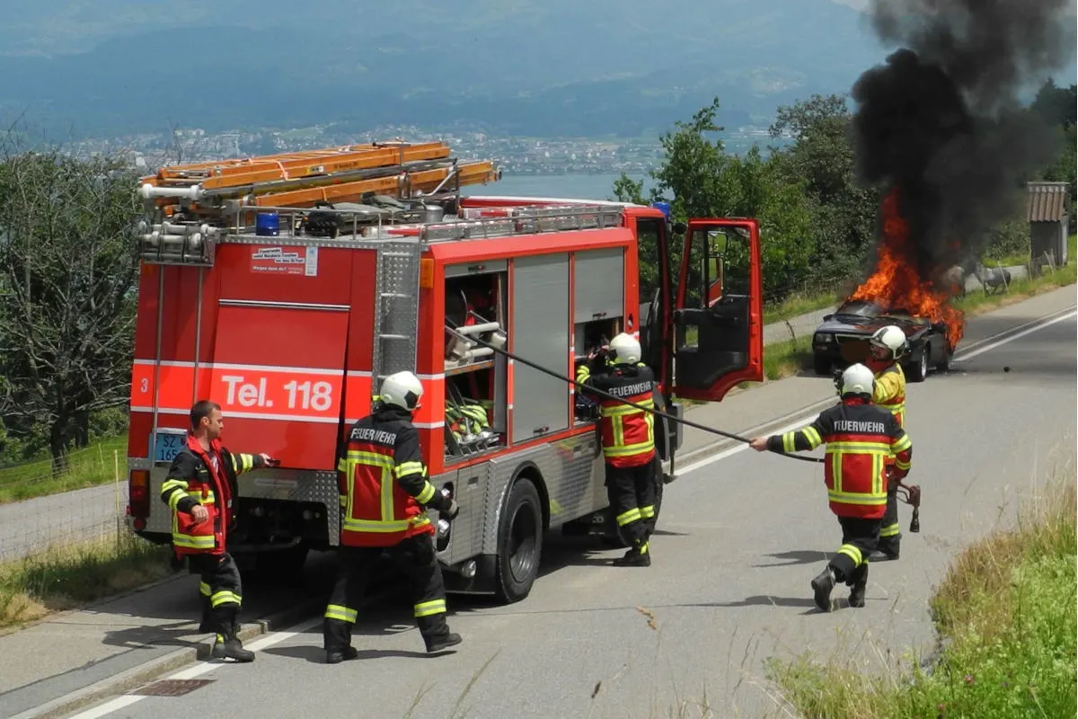 Feusisberg SZ - Fahrzeugbrand eines Oldtimers