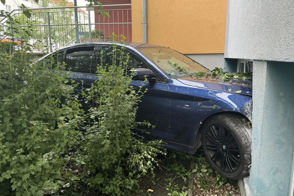 Dresden - BMW prallt gegen eine Grundschule