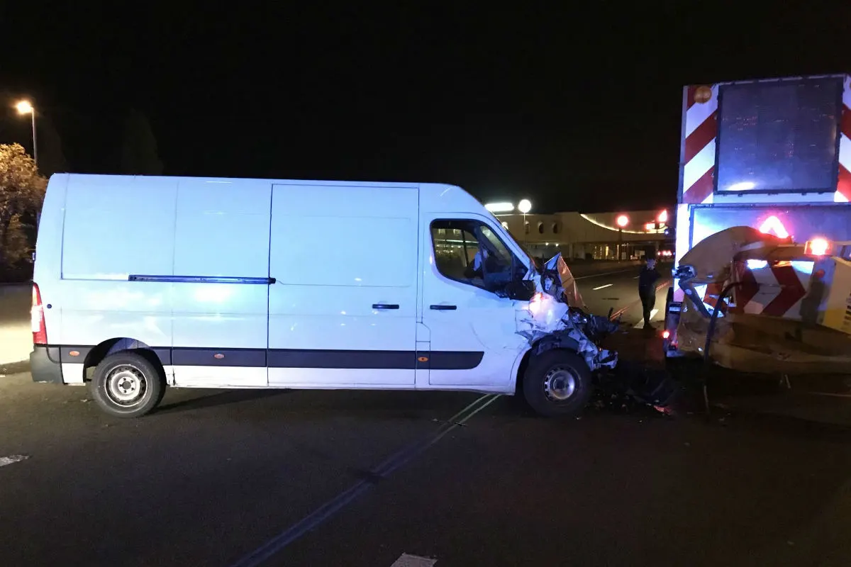 Pratteln BL - Lieferwagen kollidiert mit Signalisationsfahrzeug