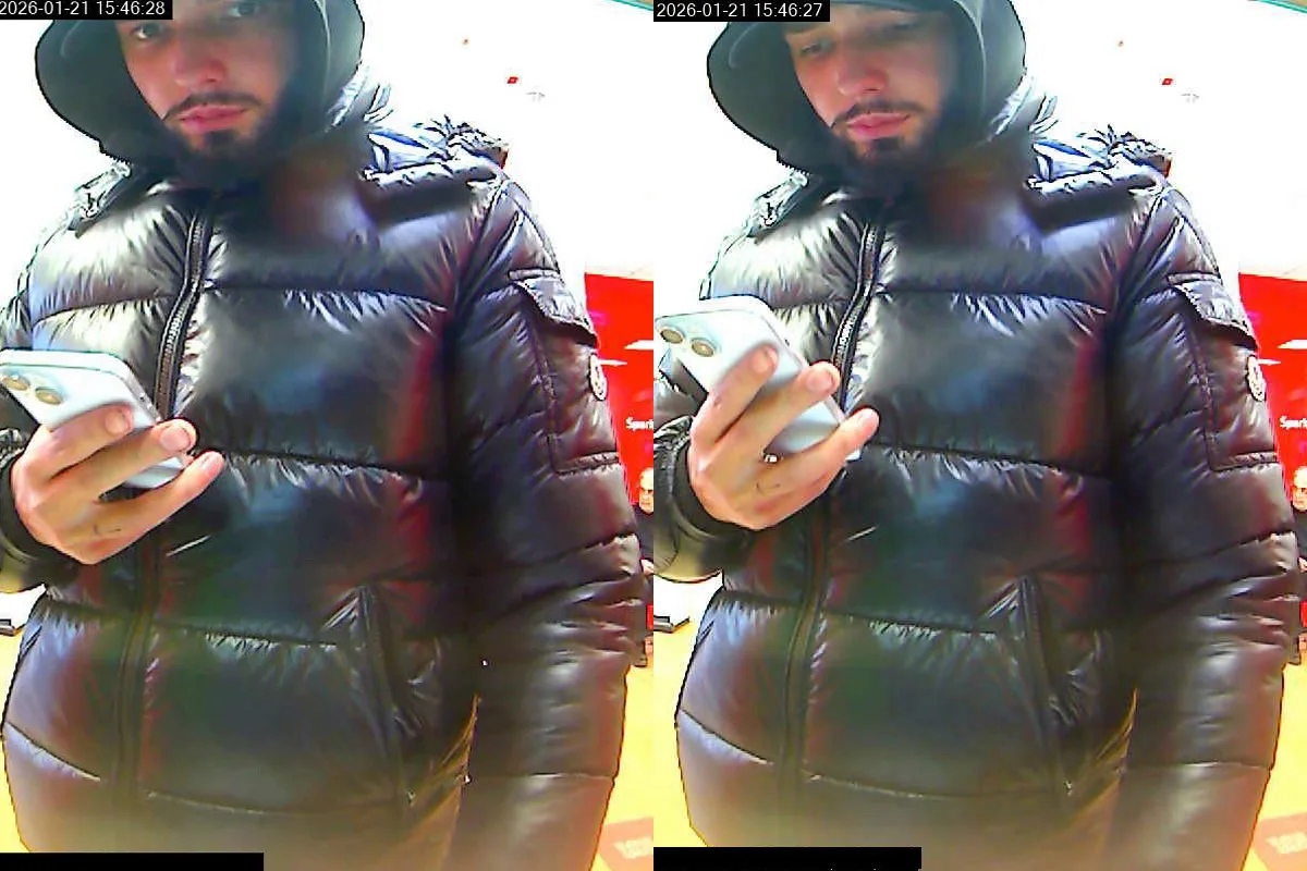 Zwei Aufnahmen zeigen einen Mann in einer dunklen Daunenjacke, der auf sein Smartphone schaut. Der Mann trägt eine Kapuze, und die Aufnahmen stammen von einer Überwachungskamera.