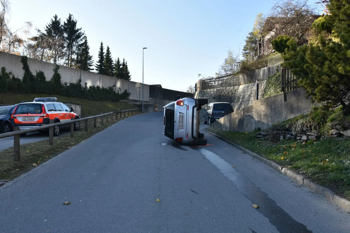 Tamins GR - Auto nach Selbstunfall schrottreif