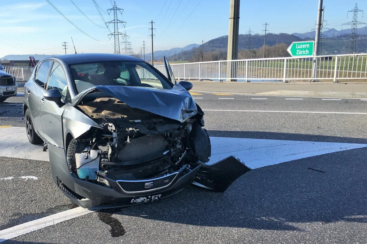 Bilten GL - Auto übersehen und verunfallt