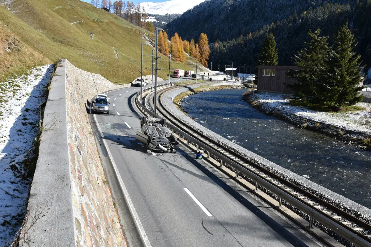 Davos Frauenkirch GR - Auto überschlägt sich