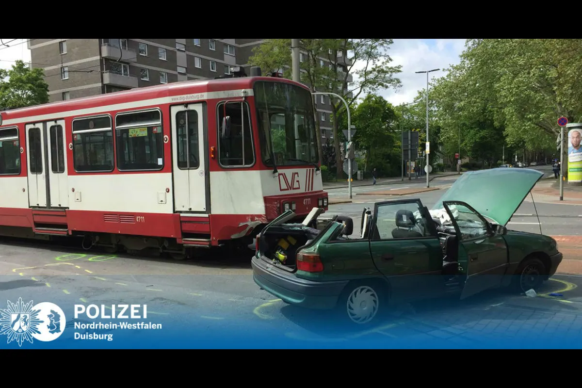 Opel und Strassenbahn zusammengeprallt