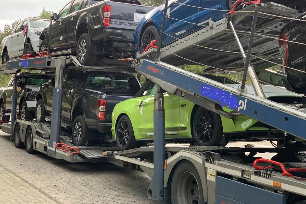 Cuxhaven - Autotransporter mit zu vielen Kraftfahrzeugen beladen