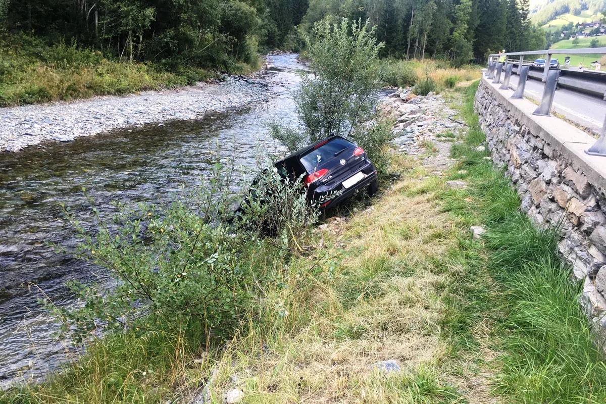 Heiligenblut - VW landet im Fluss