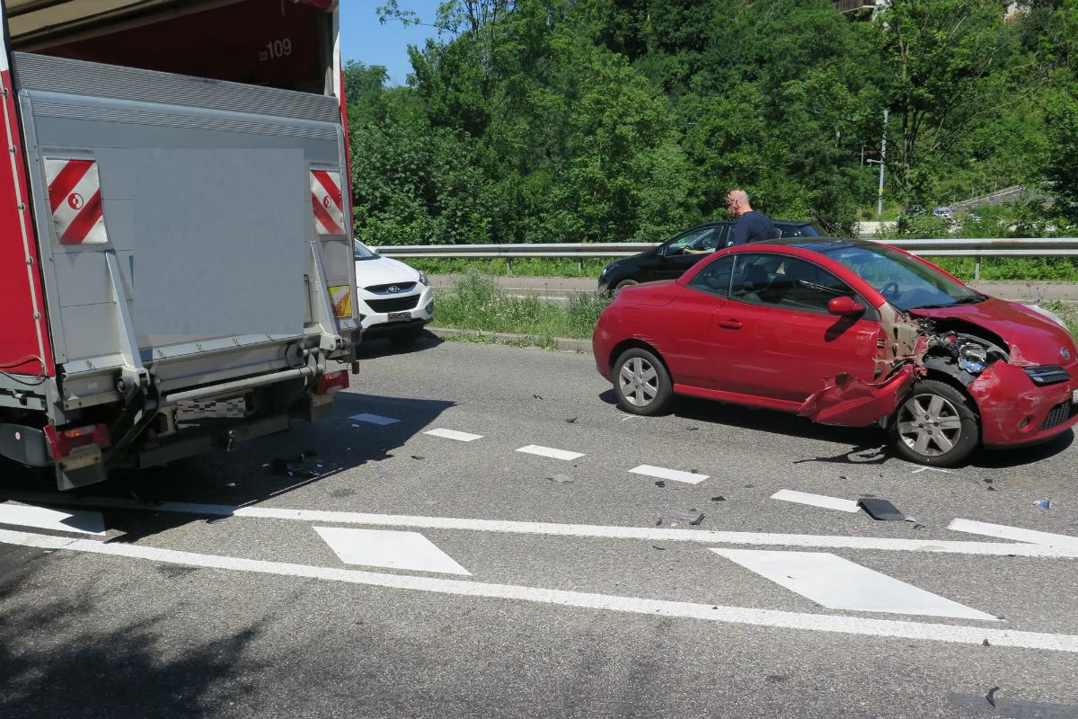 Duggingen BL - Kollision zwischen Lieferwagen und Personenwagen
