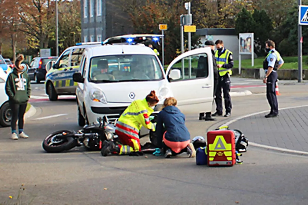 Burscheid - Motorradfahrer bei Unfall im Kreisverkehr schwer verletzt