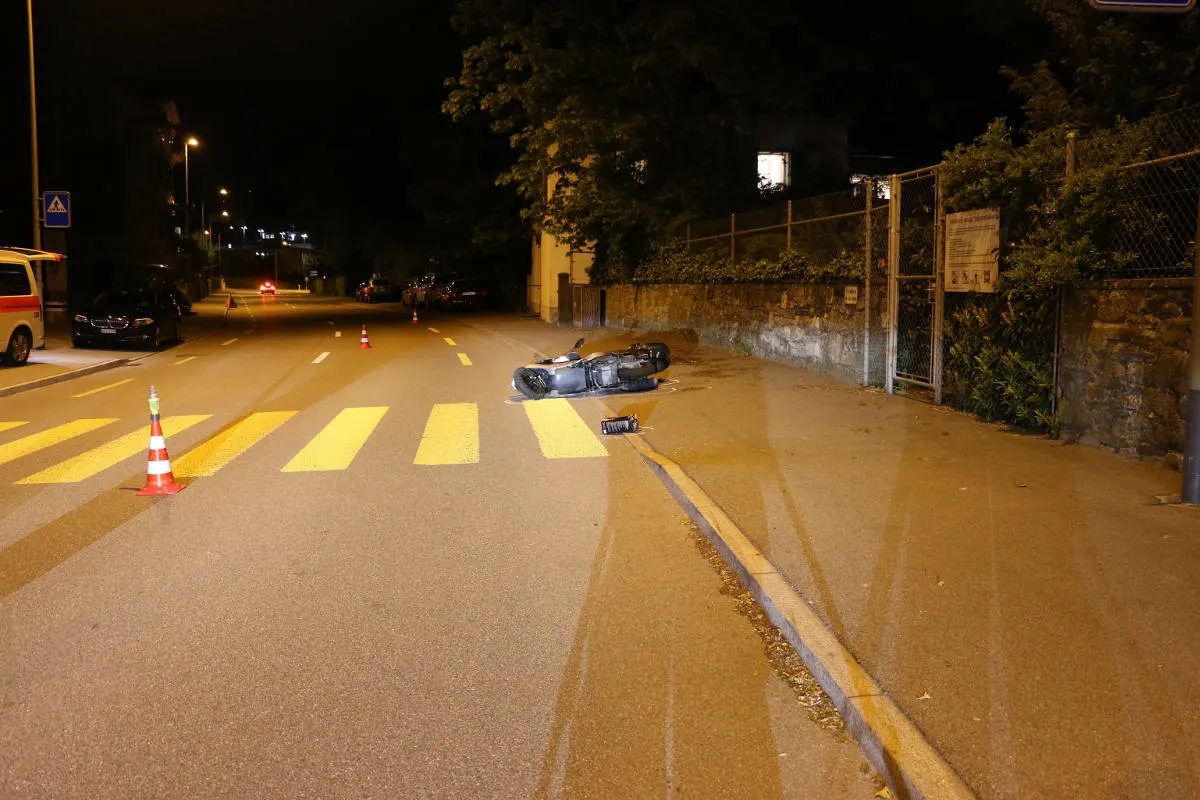 Männedorf ZH - Mann bei Selbstunfall mit Motorrad schwer verletzt