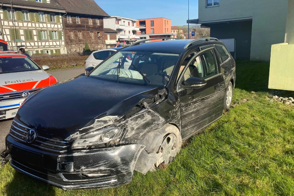 Baar ZG - 19-Jährige baut auf Lernfahrt spektakulären Unfall
