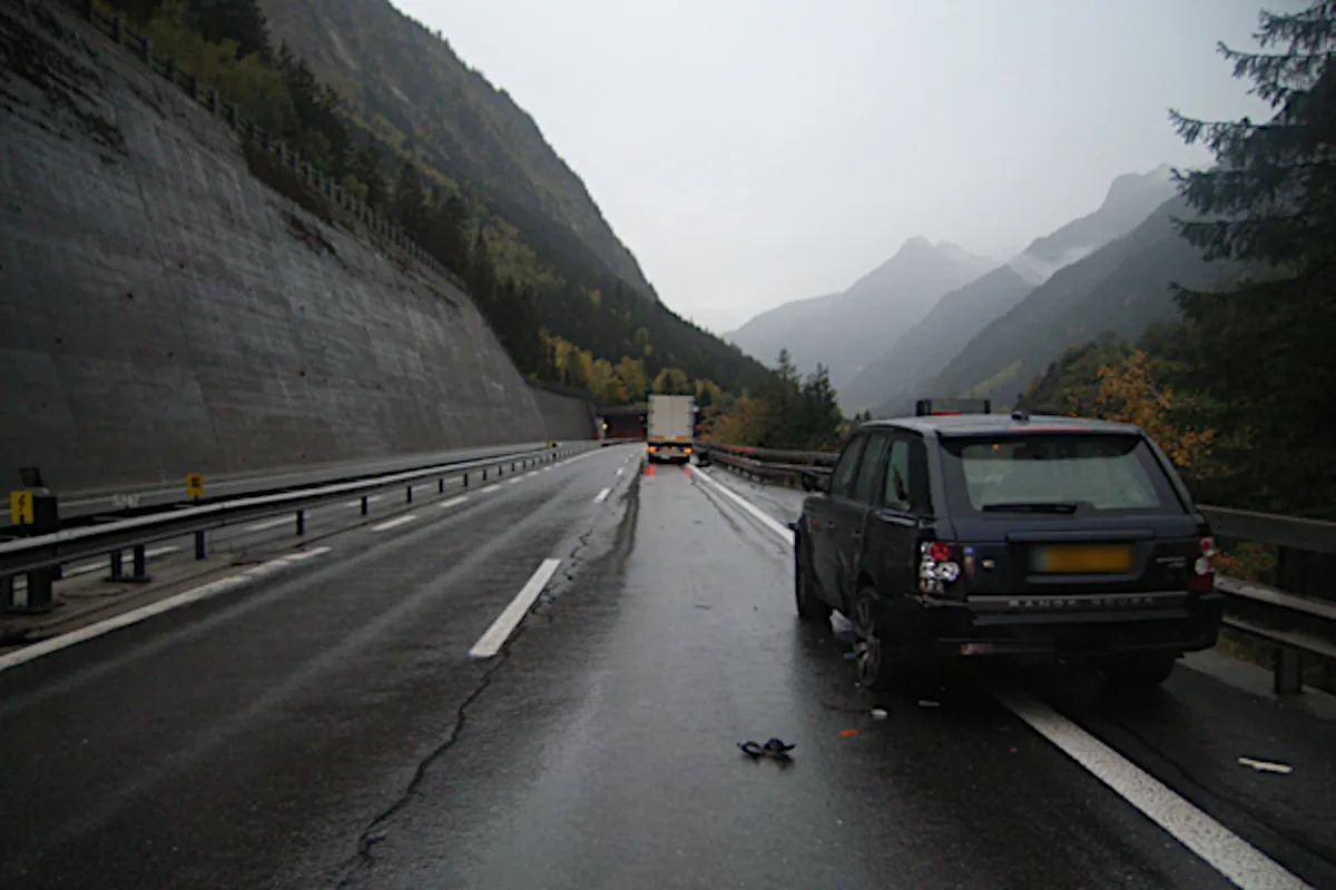 Unfall Gurtnellen UR - Kollision zwischen Lastwagen und Personenwagen