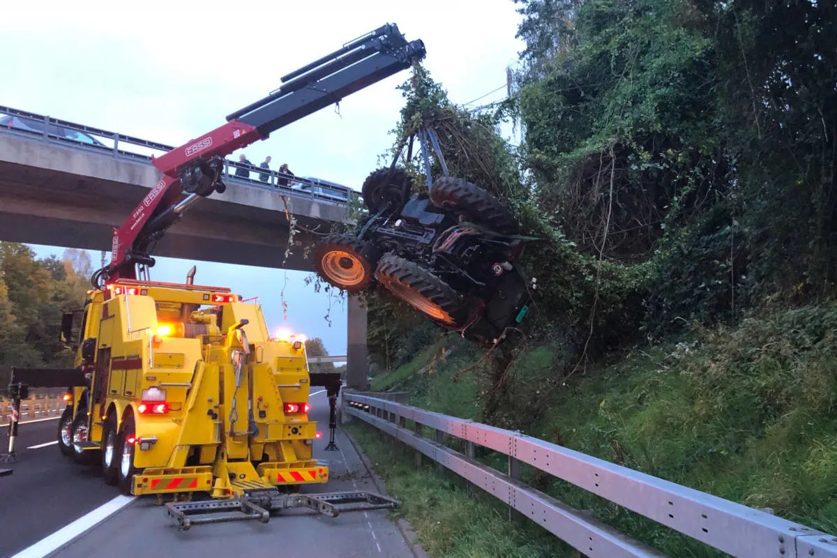 Mühleberg BE - Traktor aus Böschung geborgen