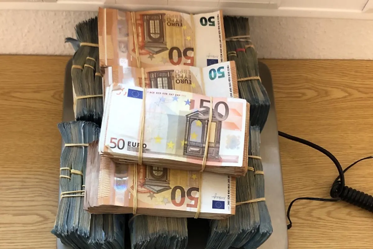 Fahndungserfolg am Bahnhof Emmerich - Mann hatte 99.930 EUR im Rucksack dabei