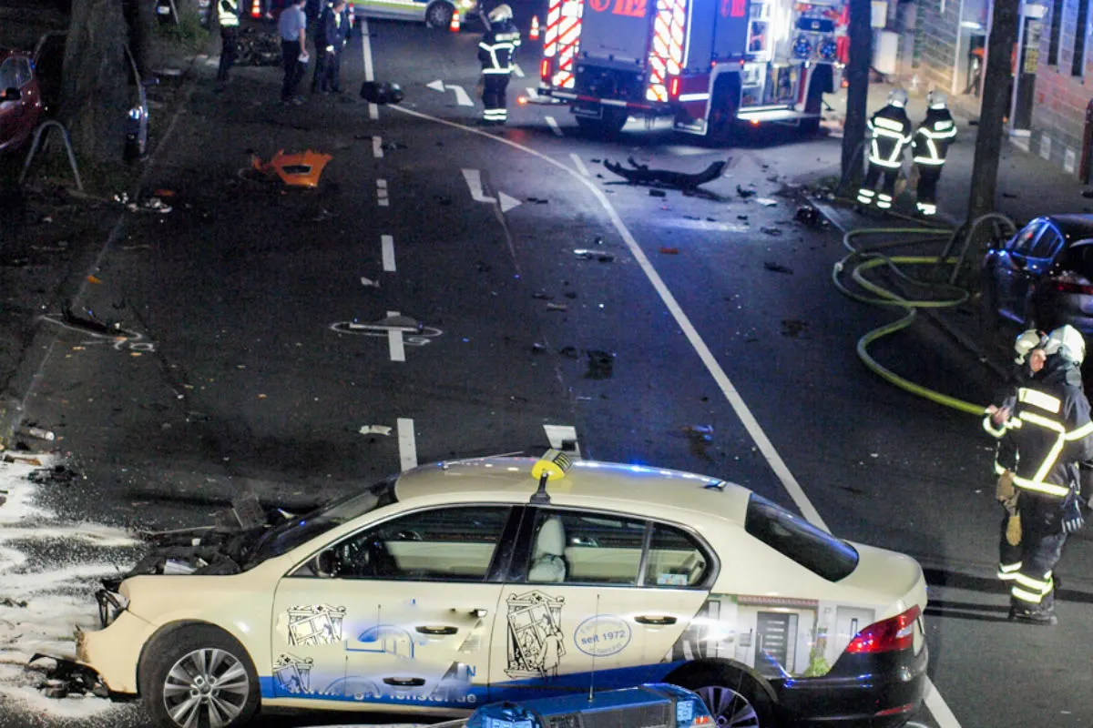 Ford Focus  schiesst mit übersetzter Geschwindigkeit Taxi ab!