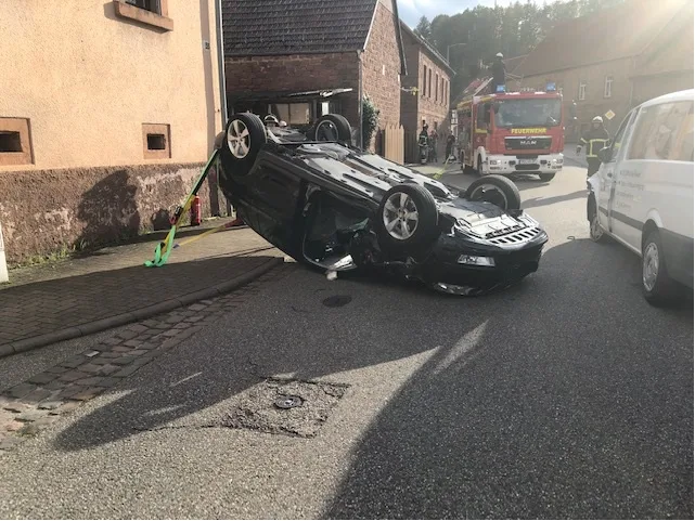 Bundenthal – Skoda überschlägt sich nach Kollision mit Mercedes