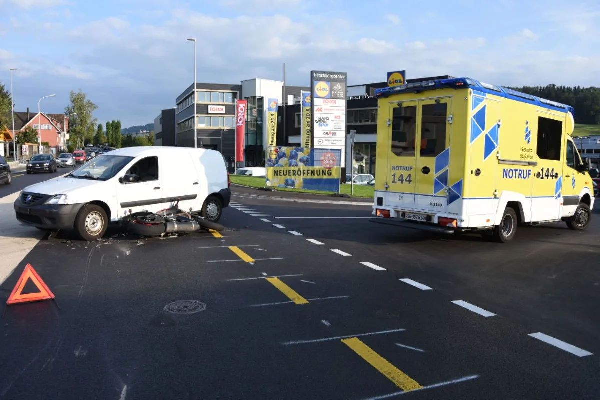  Zusammenstoss in Gossau SG -  Lieferwagen übersieht Motorradfahrer