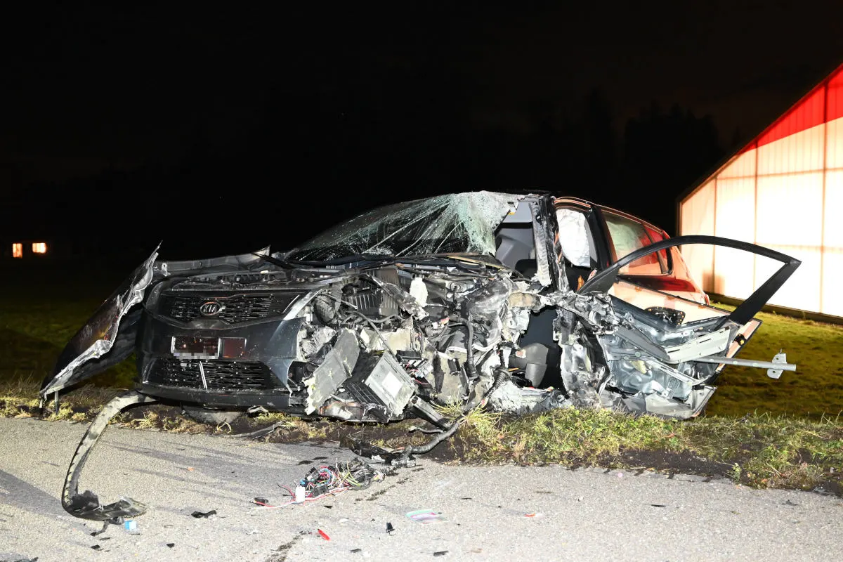 Flawil SG –  Auto kollidiert mit Lieferwagen