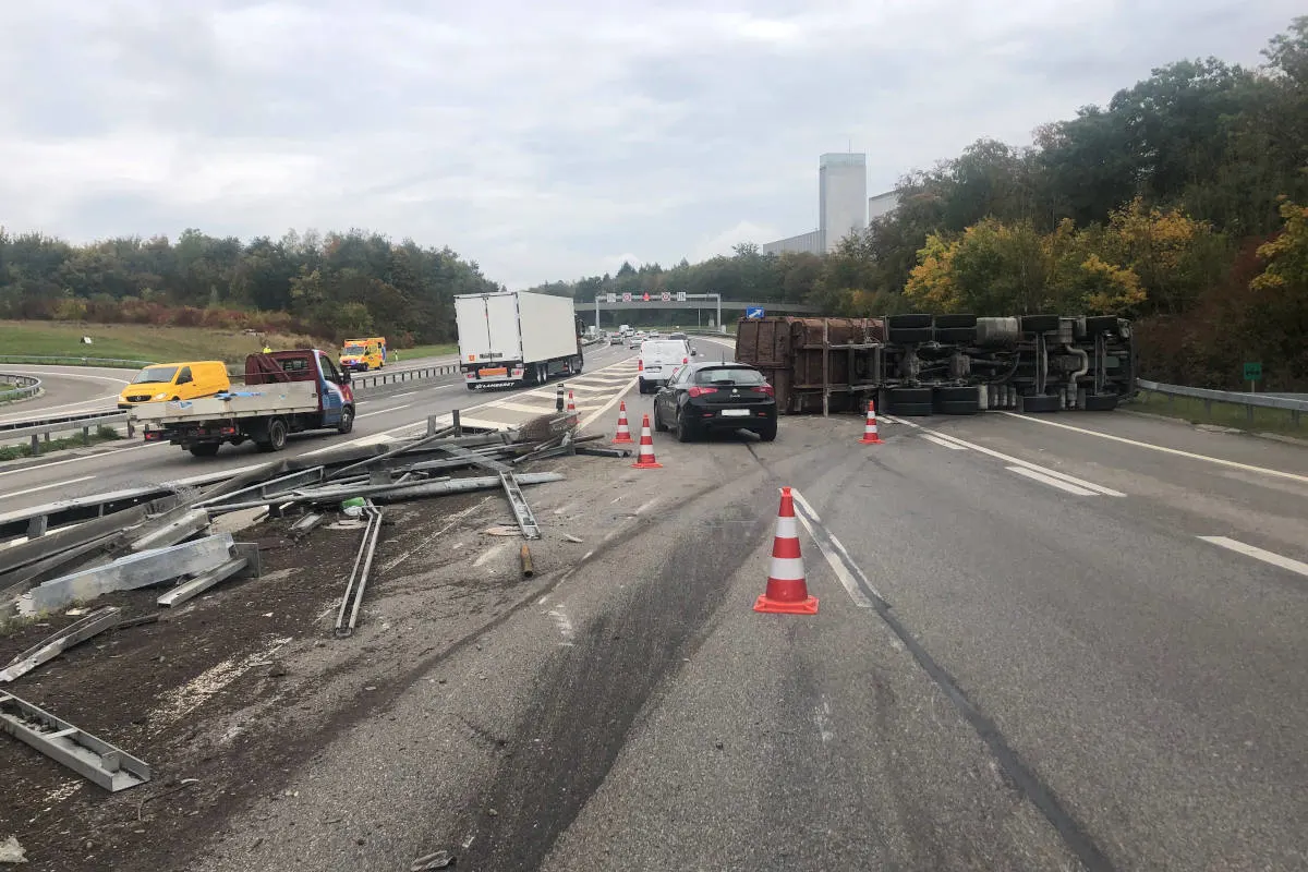 Unfall auf der A12 bei Bern – Lastwagen bei Selbstunfall auf der Autobahn gekippt