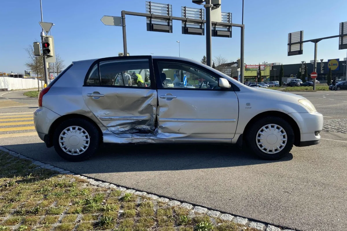 Oftringen AG - Rotlicht missachtet - heftiger Crash!
