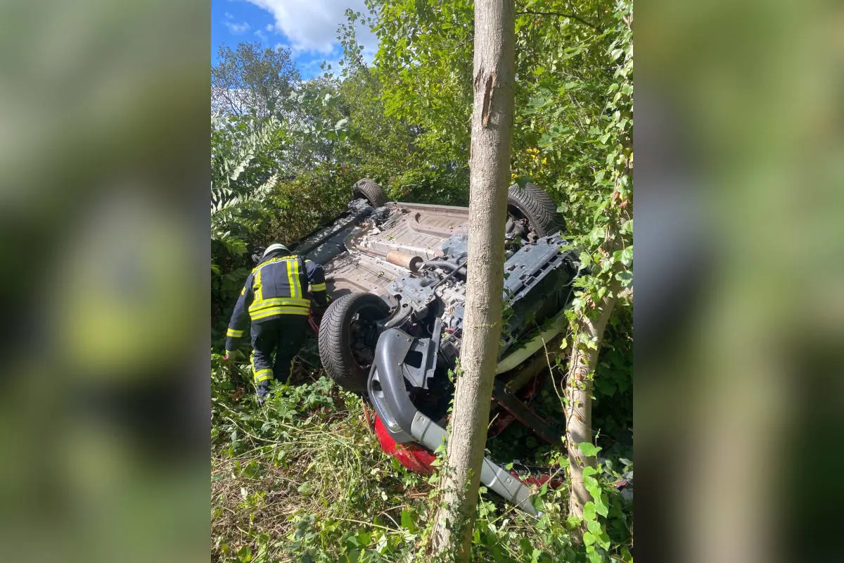 A57 Sonsbeck – Zwei Verletzte nach Fahrzeug-Überschlag