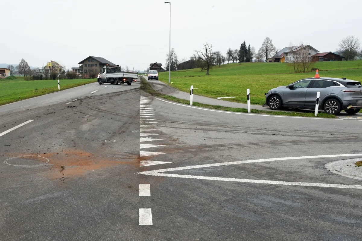 Unfall in Buttisholz LU - Eine Person bei Kollision zwischen Auto und Lieferwagen verletzt