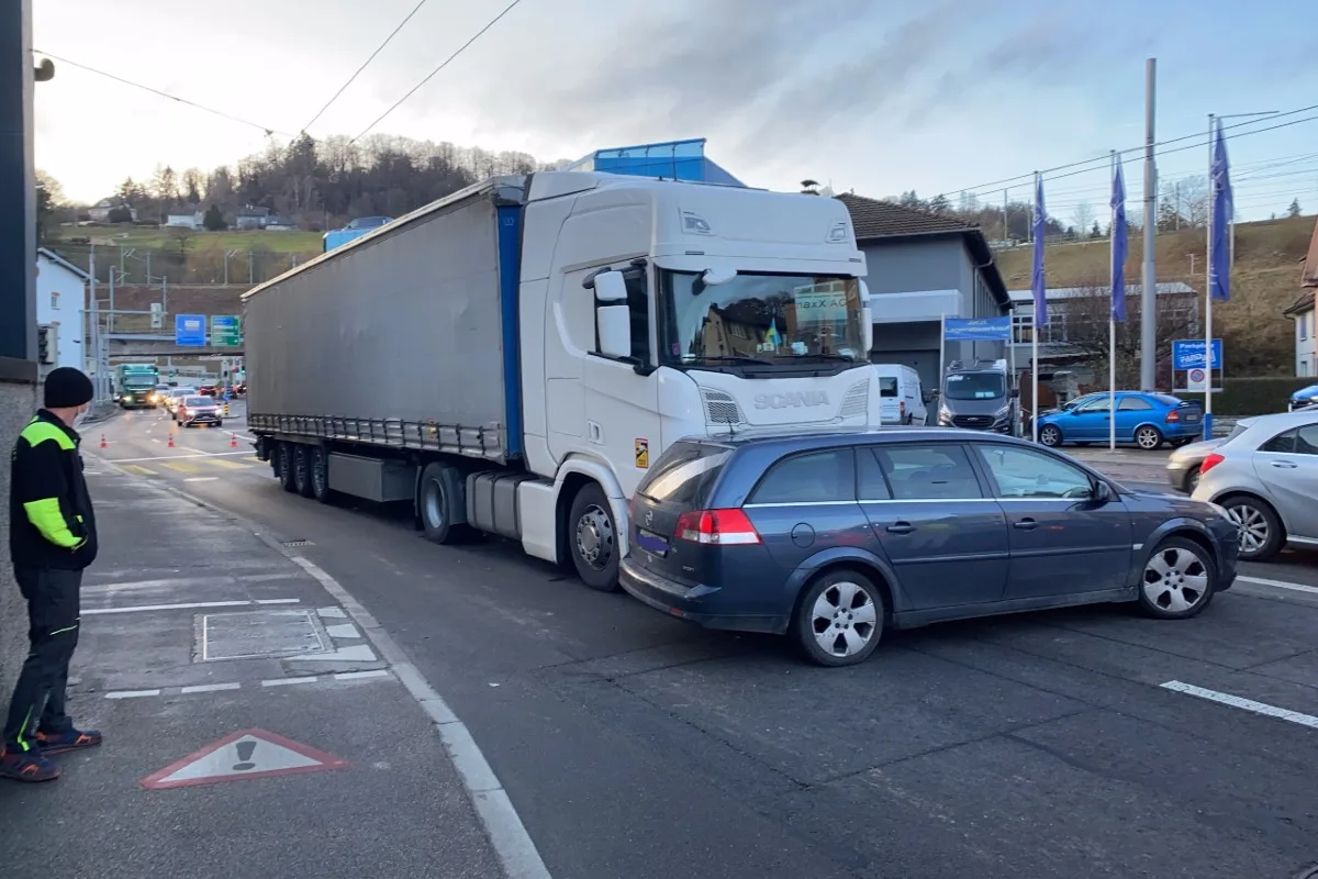 Neuhausen am Rheinfall SH -  Kollision zwischen Auto und Sattelschlepper 