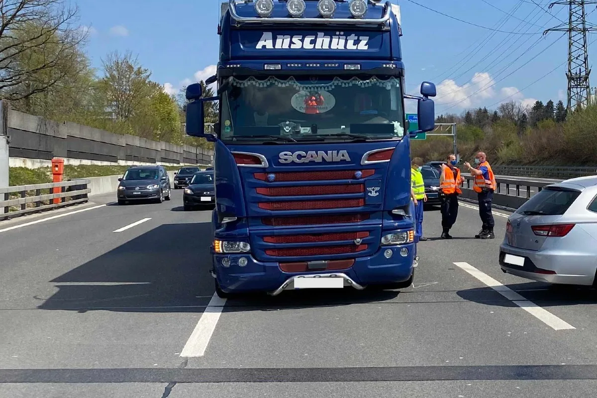 Cham ZG - Kollision auf der A4 zwischen Auto und Lastwagen 