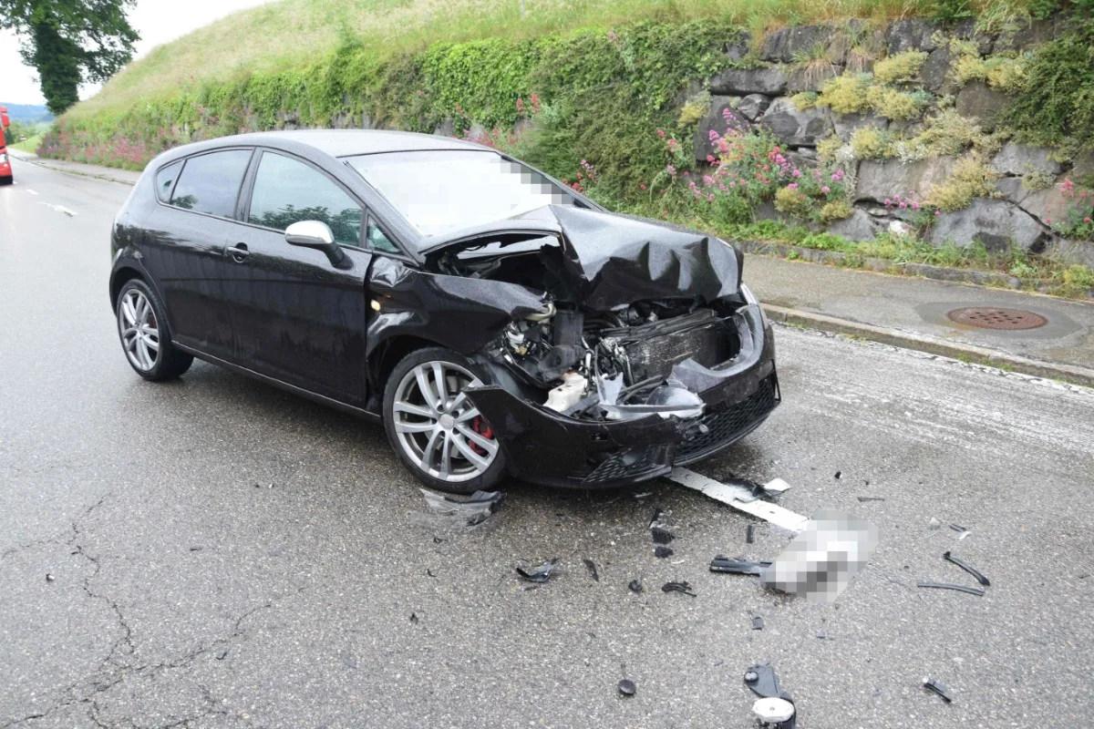 Gossau SG - Heftige Auffahrkollision - Fahrlehrer wird verletzt - Polizei sucht nach einem fremden Auto