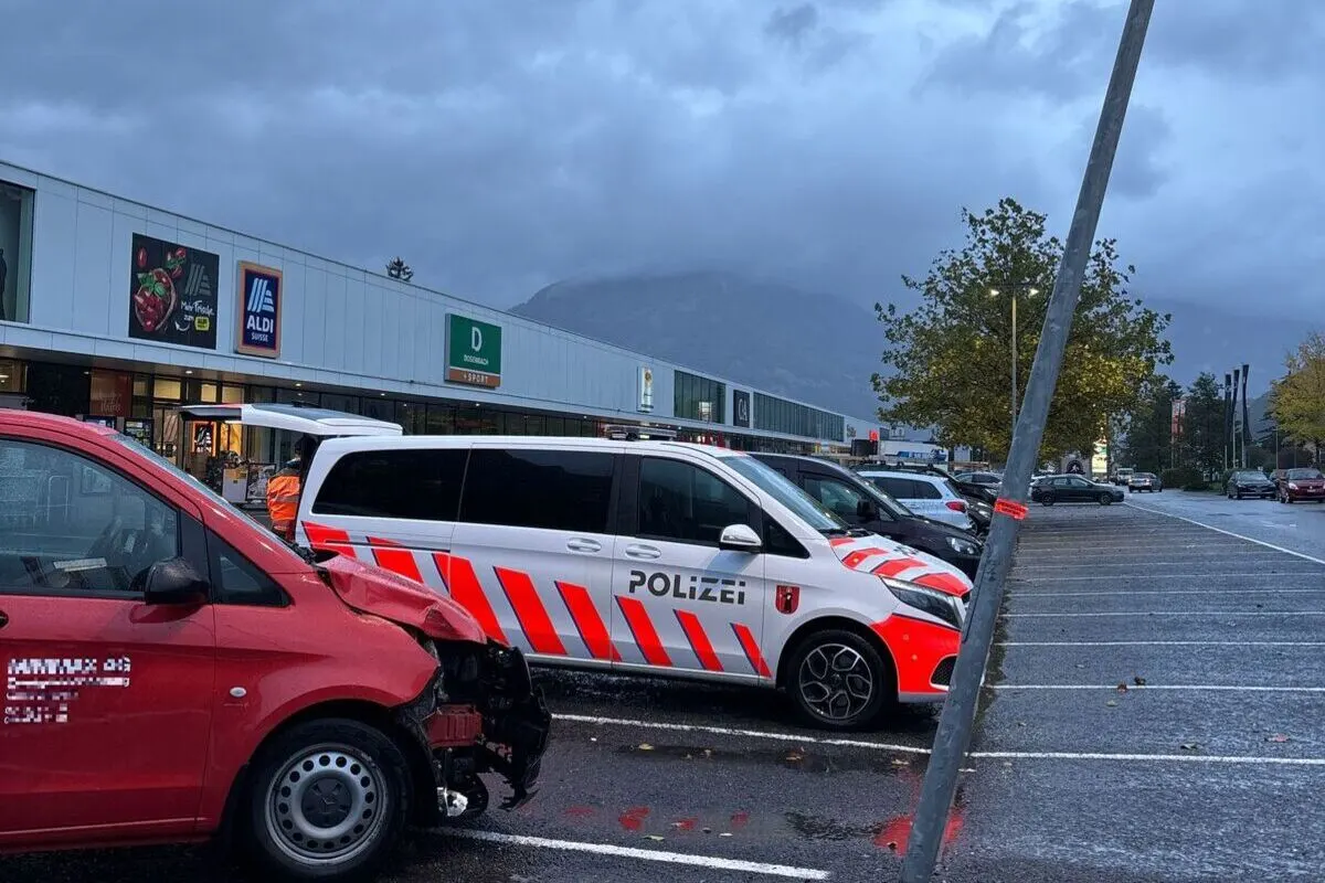 Näfels GL - Verkehrsunfall auf einem Parkplatz