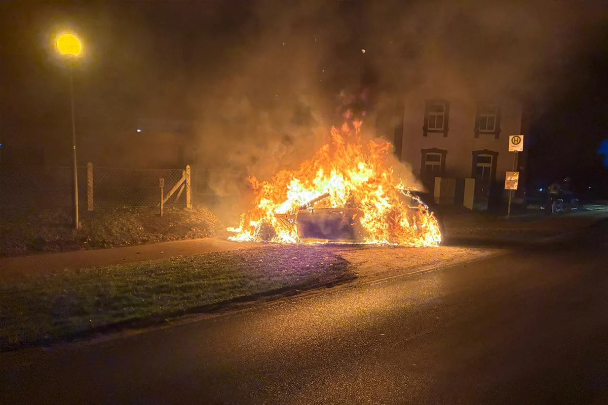 Bedburg-Hau – Taxi gerät während Fahrt in Brand