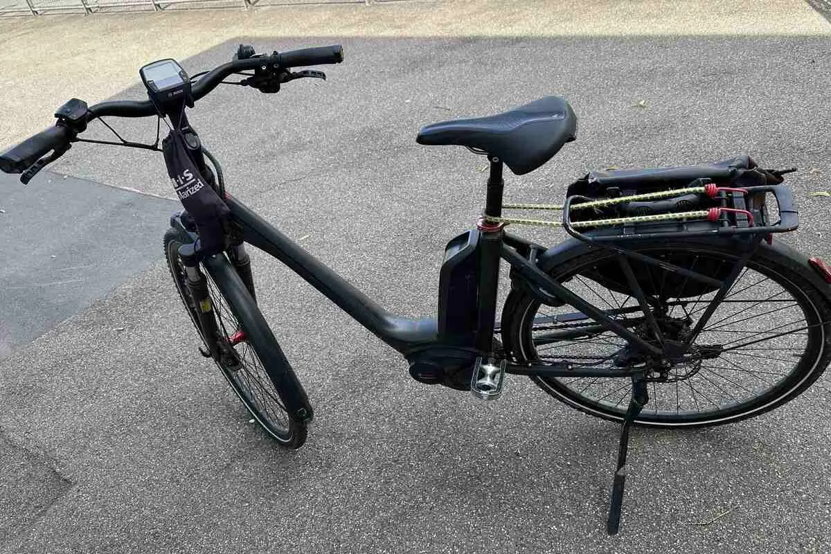 Teufen AR – E-Biker gerät in Regenwasserrinne und stürzt 