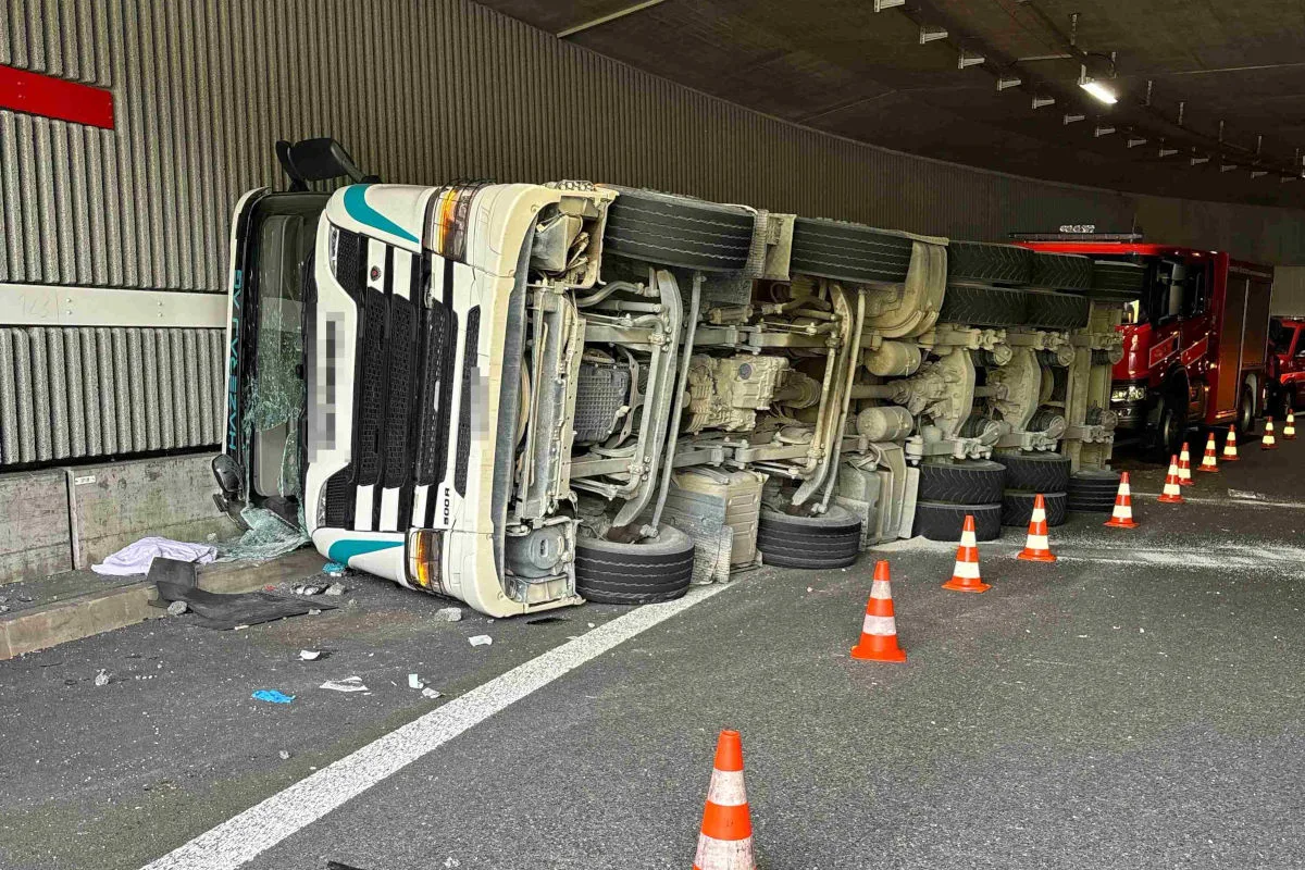 A5 Biberist SO – Lastwagen kippt bei Unfall – Chauffeur schwer verletzt