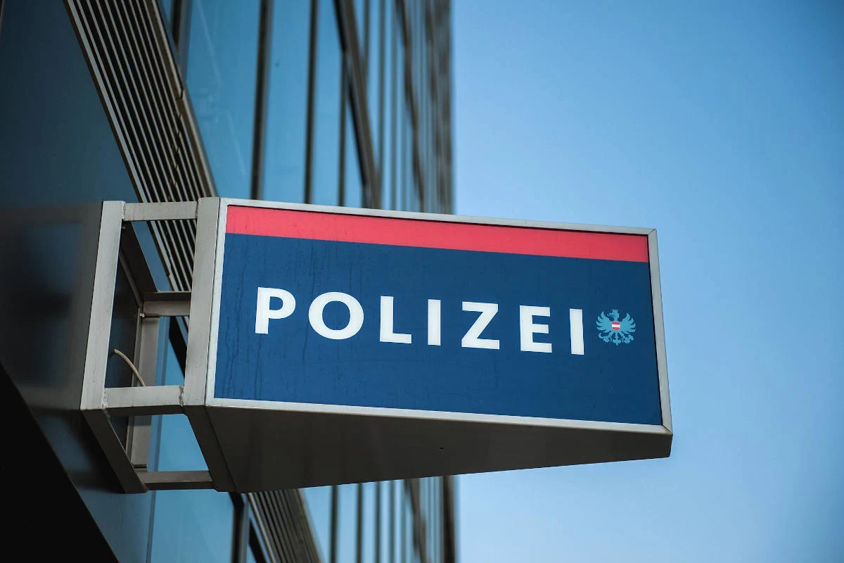 Wien - Mann bedroht Jugendliche mit Bajonett und attackiert Taxifahrer