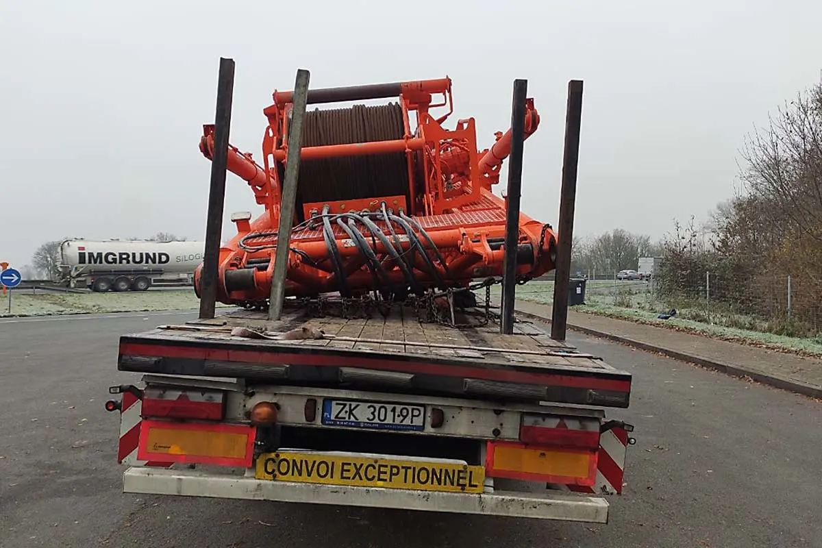Ladefläche in Münster durchgebrochen - 22 Tonnen schweres Kranteil bringt LKW in gefährliche Schieflage 