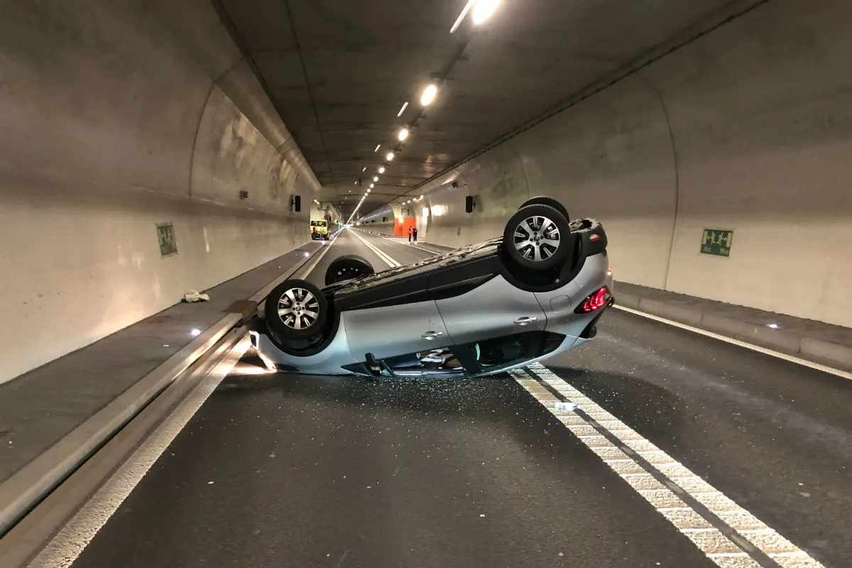 A16/Moutier BE - Zwei Verletzte nach Unfall im Tunnel